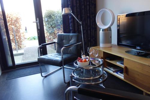 多德雷赫特Arthouse Dordrecht的客厅配有椅子和电视