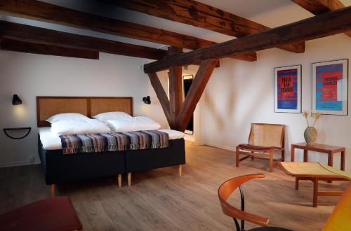 尼克宾摩斯Hotel Steenbergs的卧室配有一张床和一张桌子及椅子