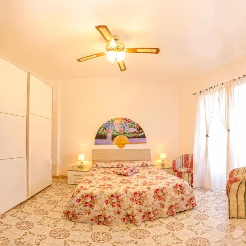 伊斯基亚Mini Hotel Rendez Vous的一间卧室配有一张床和吊扇