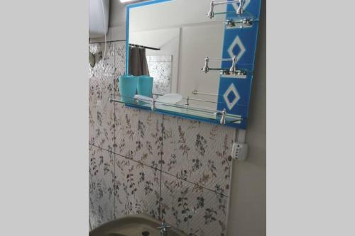 里韦拉Solar de Paz 2-Ubicado en pleno Centro-Aparcamient的一间带镜子和水槽的浴室