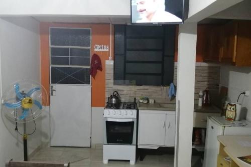 里韦拉Solar de Paz 2-Ubicado en pleno Centro-Aparcamient的一间带炉灶的厨房和一台电视。