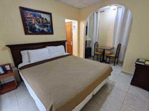圣胡安圣乔治酒店的卧室配有一张床和一张桌子及椅子