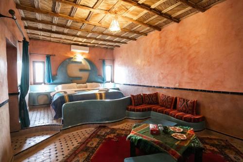 梅尔祖卡Ksar Bicha的一间卧室配有一张床和一个沙发