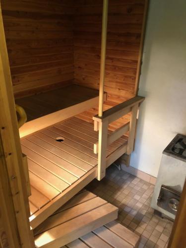 萨翁林纳Lupiini的一间设有木制台阶的桑拿浴室
