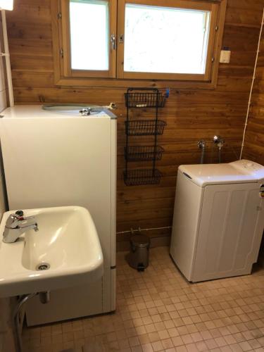 萨翁林纳Lupiini的一间带水槽和冰箱的浴室