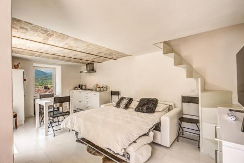 罗卡迪梅佐Appartamento di design con vista sui monti的一间白色卧室,配有床和厨房