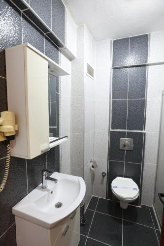 阿纳穆尔Luna Piena Hotel的一间带水槽和卫生间的浴室