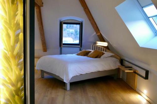 维莱尔莱拉克法国罗吉斯酒店的卧室配有白色的床和窗户