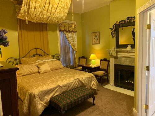 斯托本维尔布斯贝港家庭式酒店的一间卧室设有一张大床和一个壁炉