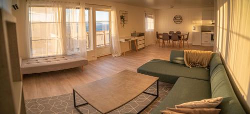 BrygghaugenDestination Senja - Vangsvik的客厅配有沙发和桌子