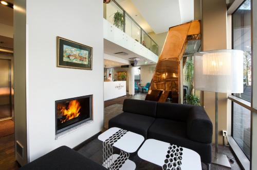 塔林厄米塔格酒店的带沙发和壁炉的客厅