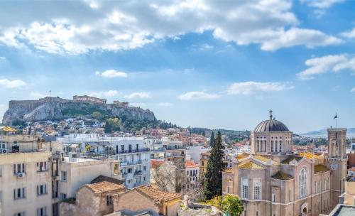雅典Athens Ivy Suites的享有城市的背景和山丘美景