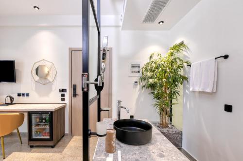 雅典Athens Ivy Suites的一间带淋浴的浴室,里面装有植物