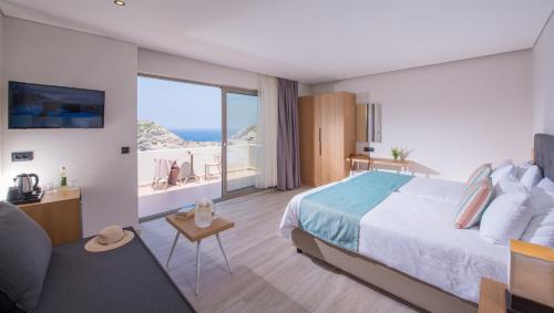 阿齐亚佩拉加Athina Palace Resort & Spa的一间卧室配有一张床,享有海景