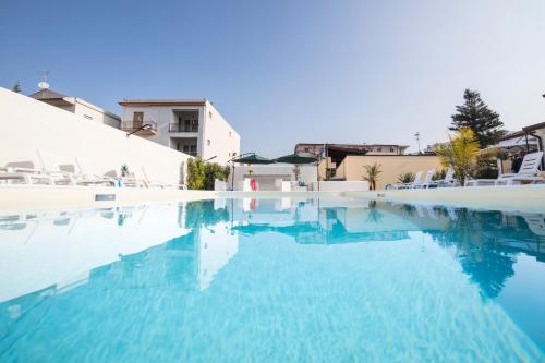 卡普多兰多Villa Concettina的度假村内的一个蓝色海水游泳池