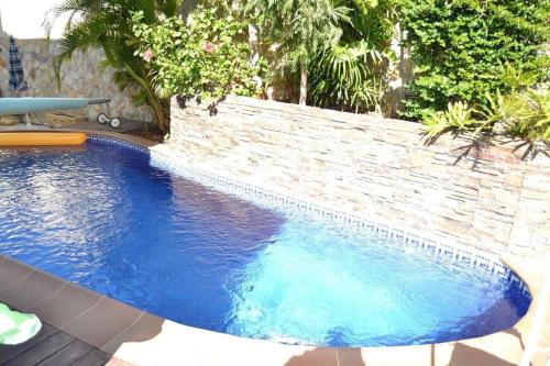 阿德耶Villa Elena , Costa Adeje的后院的游泳池,有砖墙