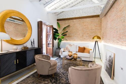 格拉纳达Riad Alhambra的客厅配有沙发、椅子和镜子