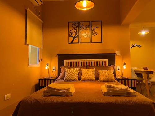 乌尼翁镇Loft Centro的一间卧室配有一张床,上面有两条毛巾