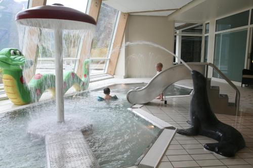盖郎厄尔峡湾尤尼基兰格尔温泉Spa酒店的儿童在带喷泉的游泳池里