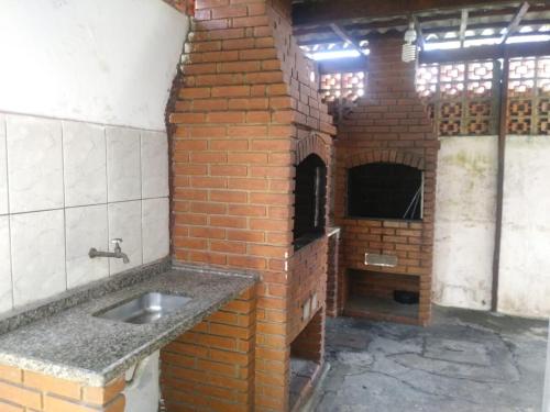 大普拉亚Pousada Difusão Cultural的砖墙内带水槽的砖砌厨房