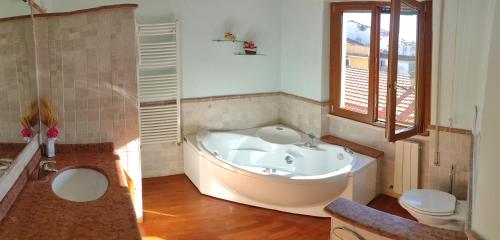维亚雷焦Mazzini Affittacamere的带浴缸和卫生间的大型浴室