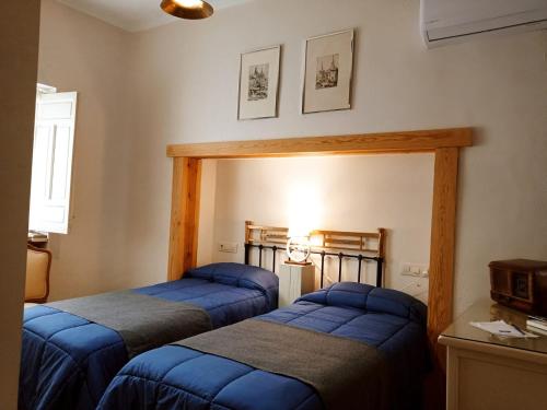 卡索拉La Casa De Las Bicicletas的配有蓝色床单的客房内的两张床