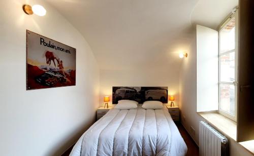 布鲁瓦Appartement "La Chocolaterie" en Centre-Ville linge inclus的卧室配有一张壁挂式海报的床