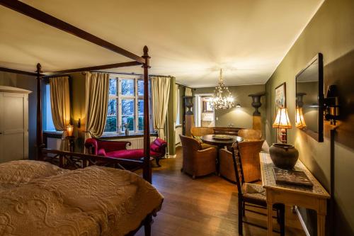 奥胡斯普罗旺斯别墅酒店的一间卧室配有一张床、一张桌子和一张桌子