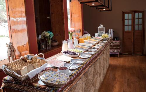 库斯科Mamasara Cusco的客房内的餐桌上的自助餐