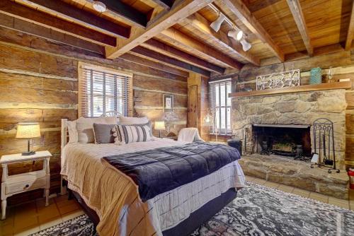 Cozy Log Cabin 6 Mi to Great Smoky Mtns NP!客房内的一张或多张床位