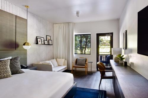 迈阿密海滩Kaskades Hotel South Beach的一间卧室设有一张床和一间客厅。