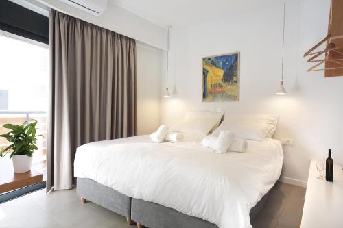 干尼亚Terpsis Estate的一间卧室配有一张带白色床单的大床
