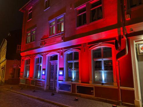 诺德豪森Gaststätte Brandenburg的建筑上点着红蓝的灯光