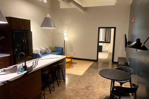 匹兹堡3E-*New* 5 min to UPMC Shadyside, sleeps 4的厨房以及带沙发和桌子的客厅。