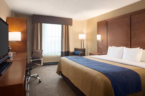 小石城康福特茵总统套房酒店的酒店客房设有一张大床和一台电视。