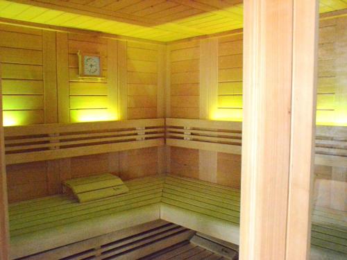 比埃夫勒Villa with hot tub and sauna的一个带长凳和时钟的桑拿浴室