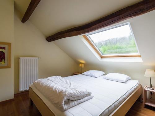 Soumoy阿里内瓦酒店的卧室配有白色的床和窗户