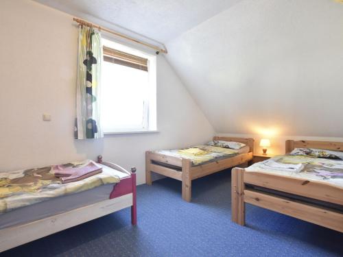 奥斯特巴德里克Spacious Apartment in Rerik Germany near Sea的客房设有两张床和窗户。