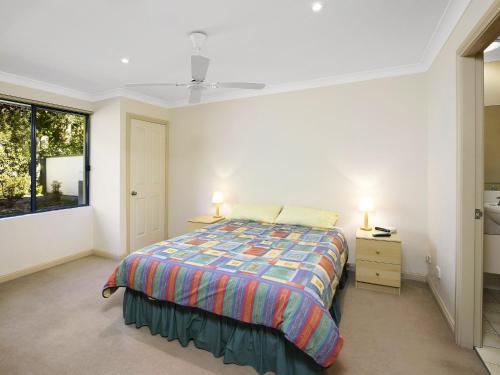 特里格尔Family Beach Retreat in Lovely Terrigal Home的一间卧室设有一张床和一个窗口