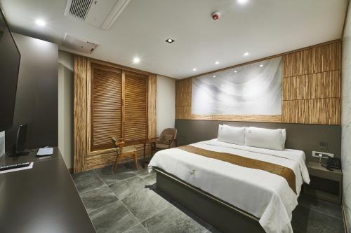 安山市奥拉酒店的酒店客房设有一张大床和一台电视。