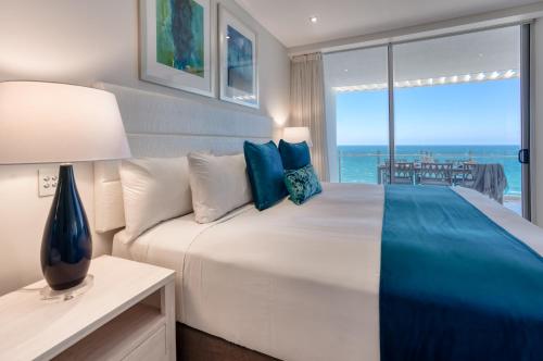 穆卢拉巴穆尔拉巴海滨度假村的一间卧室设有一张大床,享有海景