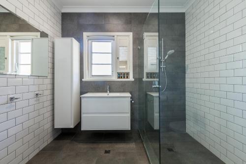 珀斯都市风情克莱尔蒙特公寓的一间带水槽和玻璃淋浴的浴室