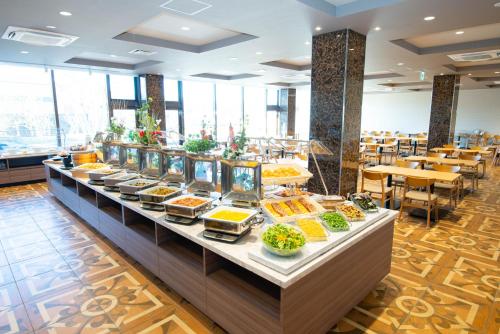 富士河口湖Fujikawaguchiko Resort Hotel的餐厅内展示的自助餐点