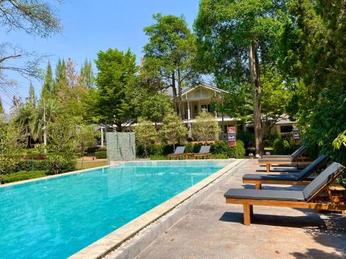 农南登Diamond Hill Resort的一座房子旁带躺椅的游泳池