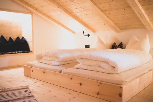 阿维兰奥Karlshütte的一间卧室设有两张位于木制平台上的床。