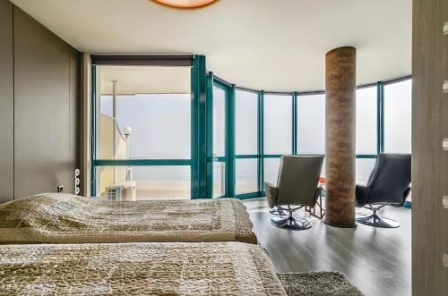 金沙Alek Apart Golden Sands的一间带两张床的卧室,享有海景