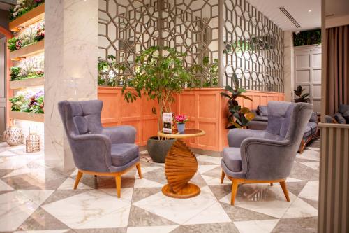 巴库Theatrum Hotel Baku的一间设有两把椅子和一张桌子的等候室
