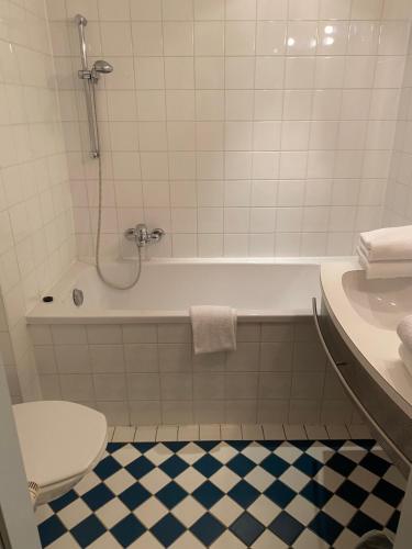 圣卡尼兹Appartement Hotel Marolt的带浴缸、卫生间和盥洗盆的浴室