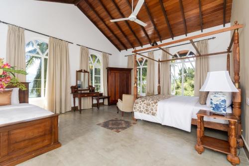 迪加纳Villa Merak, Digana的一间卧室设有两张床、一张桌子和窗户。