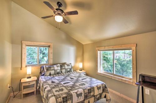 阿什福德Cozy Hikers Getaway, 5 Mi to Mt Rainier Natl Park的一间卧室设有一张床和两个窗户。